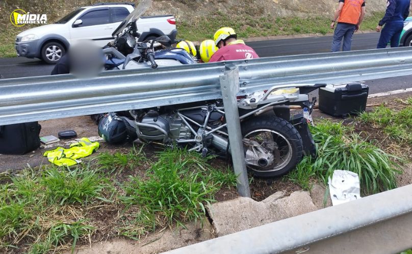 Helicóptero do SAMU resgata vítima grave após motocicleta colidir contra defensa
