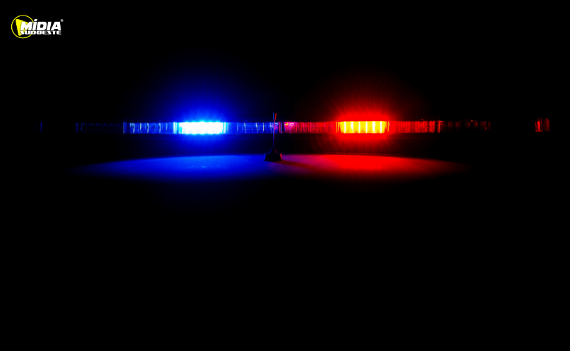 Dupla armada rouba celular de jovem