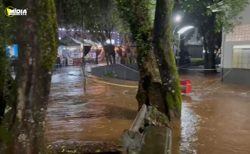 Chuva intensa provoca alagamentos na Expobel 