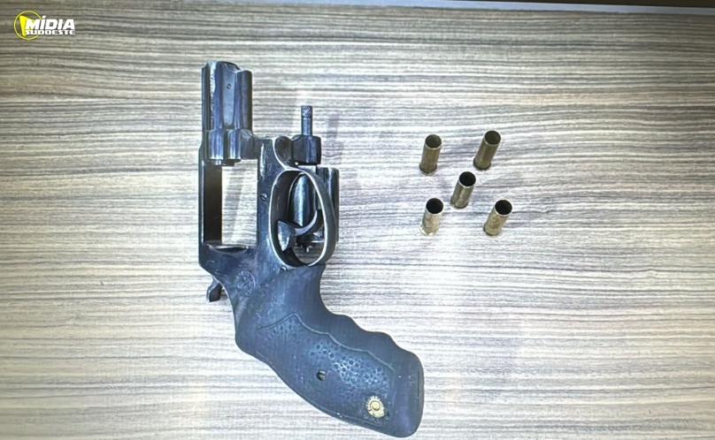 PCPR e PMPR prendem homem em flagrante por porte ilegal de arma de fogo