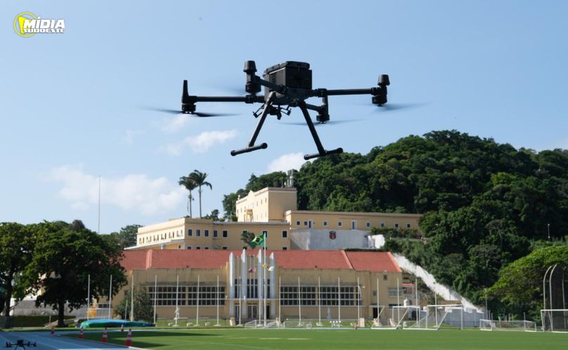 Exército apresenta sistema com IA para coordenar enxames de drones