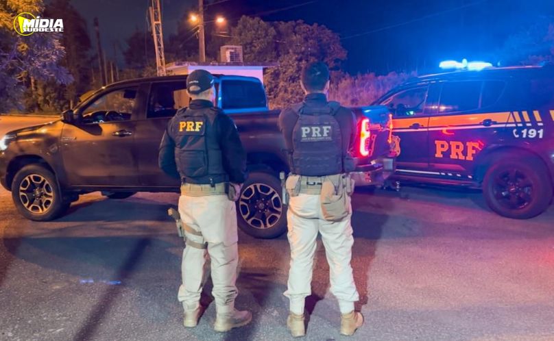 PRF recupera caminhonete furtada que circulava clonada na BR-116