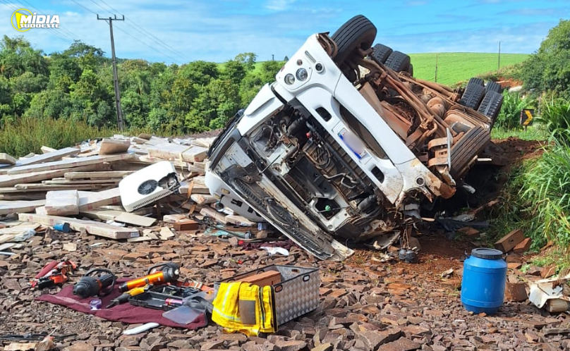 Carreta capota na BR-163 e deixa dois feridos