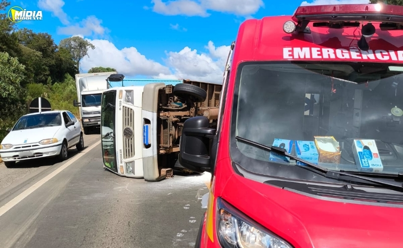 Motorista sai ileso após caminhão capotar na BR-282