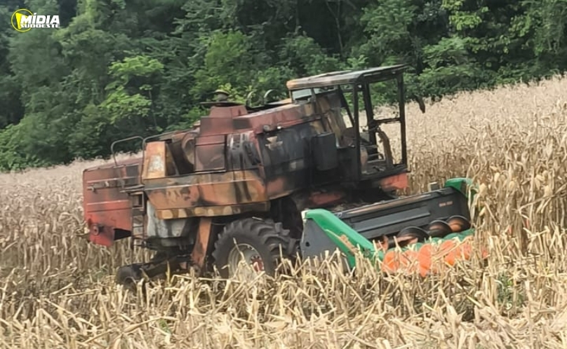 Colheitadeira é consumida por incêndio