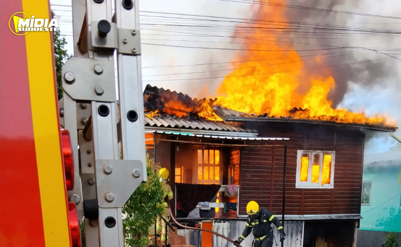 Incêndio de grandes proporções destrói residência