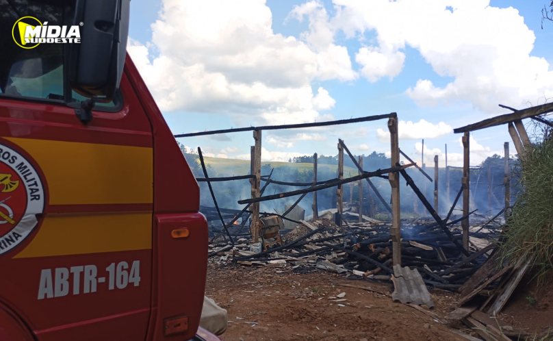 Galpões de madeira são destruídos por incêndio no interior