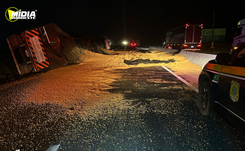Rodotrem tomba na BR-376 e carga de soja se espalha na pista
