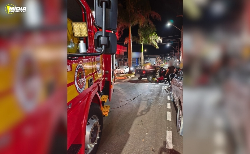Motociclista fica ferido em colisão entre moto e carro