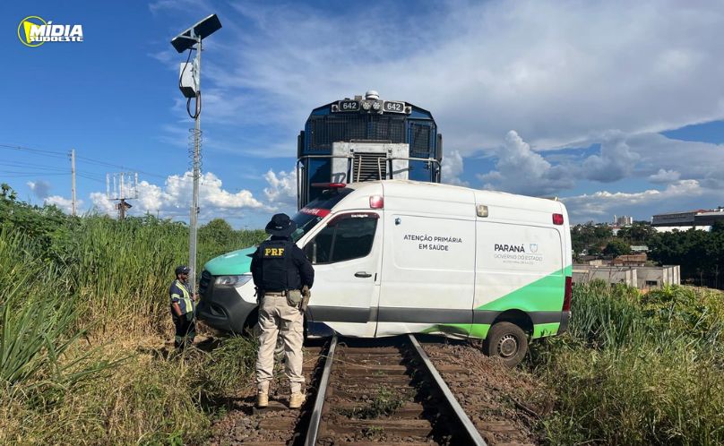 PRF atende acidente com trem e ambulância 