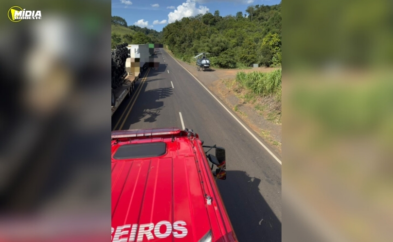 Colisão entre motocicleta e carreta deixa três feridos na BR-282