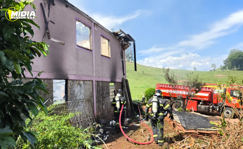 Incêndio atinge residência e causa destruição total de imóvel