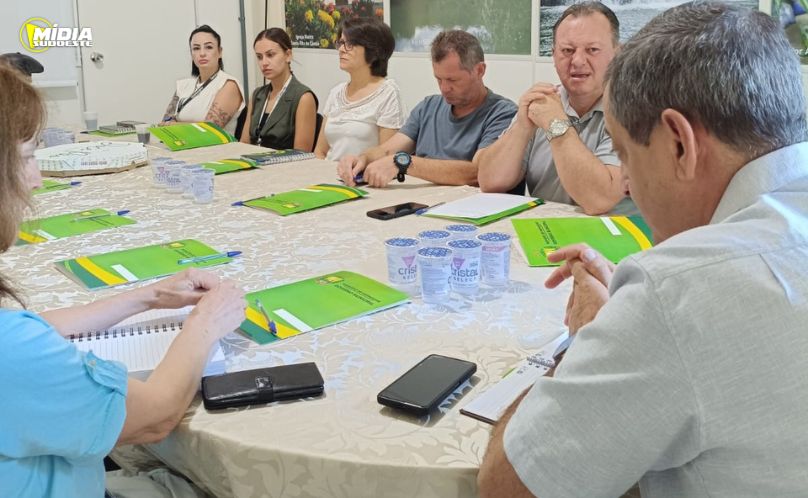 Prefeito de Marmeleiro apresenta projetos de educação e esporte