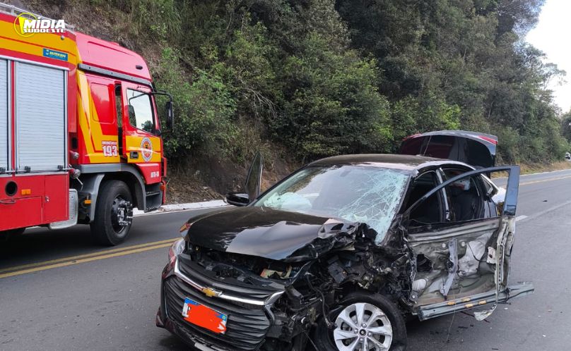 Acidente entre carro e caminhão deixa motorista ferido na BR-282