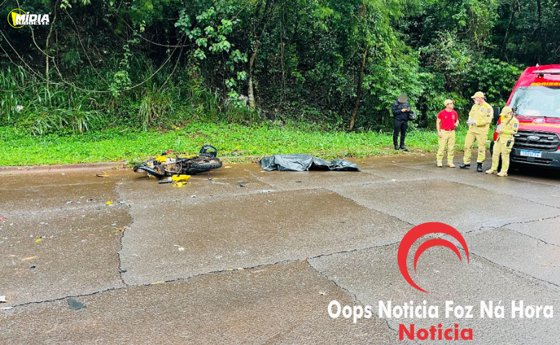 Motociclista morre após carro invadir pista contrária