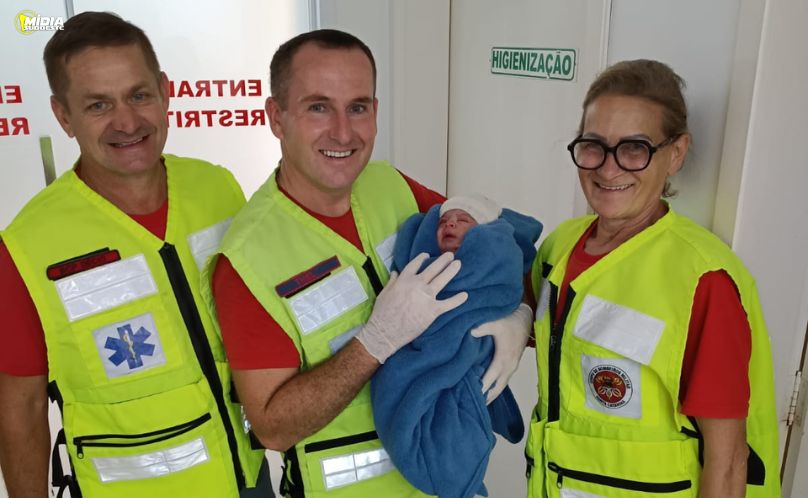 Bebê apressado chega ao mundo dentro de casa