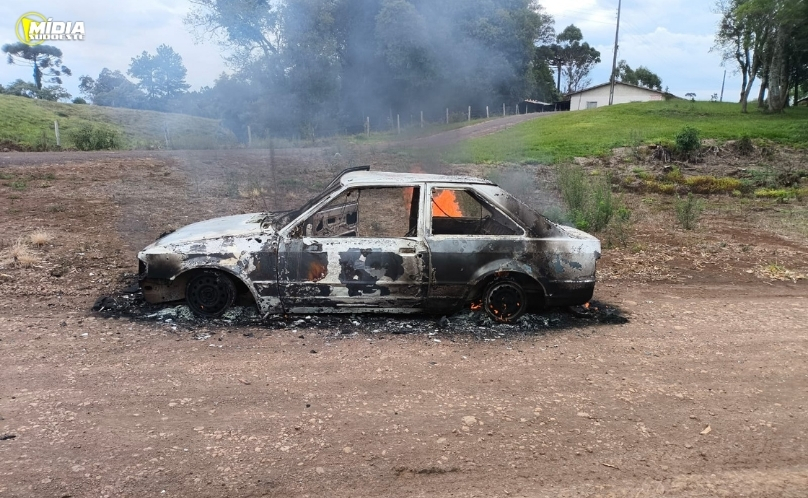 Carro é destruído por incêndio no interior de Ponte Serrada
