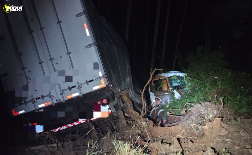 Carreta sai da pista e motorista é resgatado de ribanceira na PR-280
