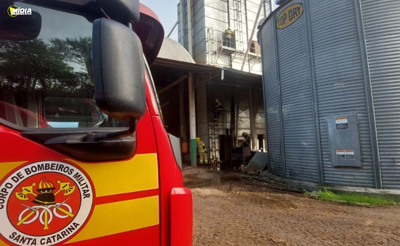 Incêndio atinge silo de grãos e mobiliza bombeiros