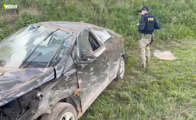 Carga de tijolos se solta e provoca saída de pista na BR-277