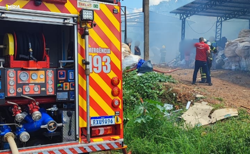 Incêndio atinge depósito de recicláveis