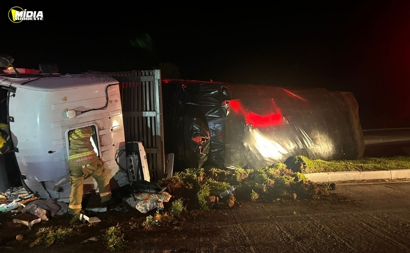 Acidente com caminhão deixa dois feridos