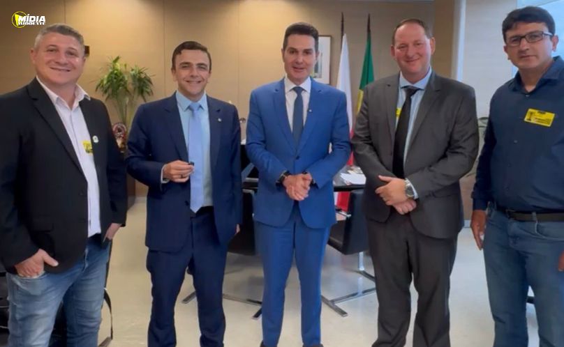 Prefeito de Sulina acompanha assinatura de contratos do Minha Casa Minha Vida