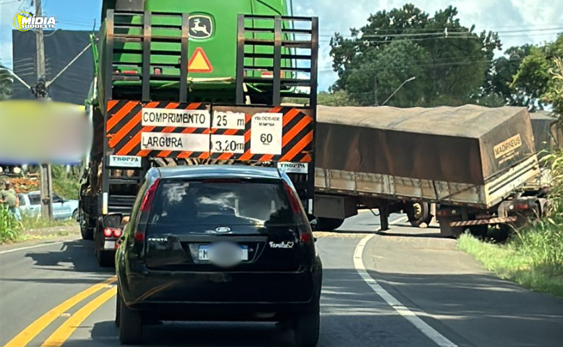 Carreta provoca bloqueio parcial entre SAS e Barracão na Serra do BNH