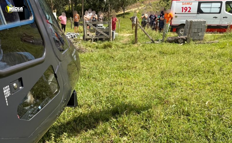 Resgate aéreo salva trabalhador após queda de telhado