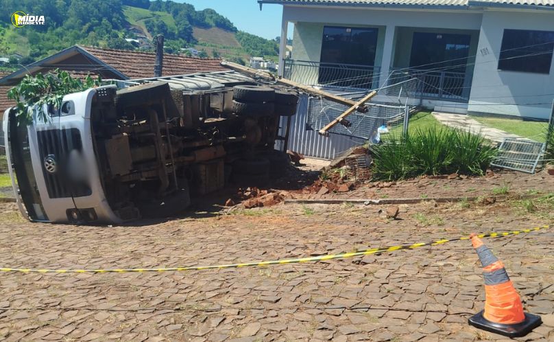 Motorista é encaminhado ao hospital após caminhão tombar e bater na rede elétrica