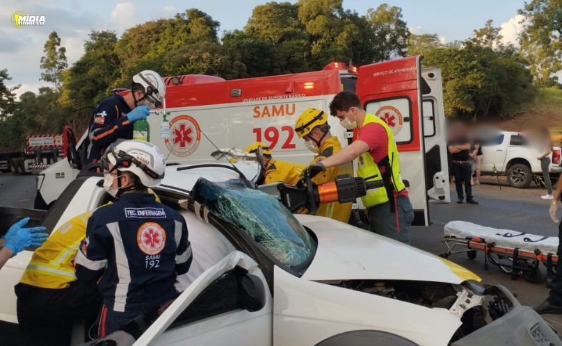 Homem fica preso as ferragens após gravíssimo acidente