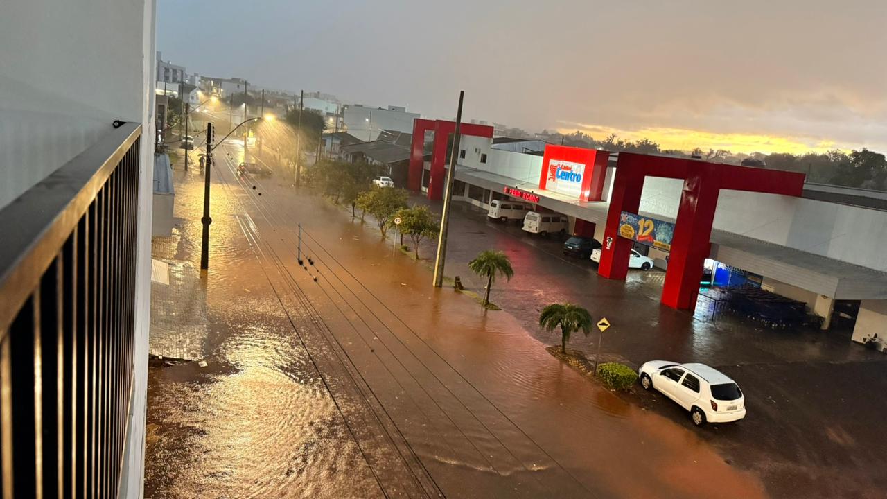 Chuva intensa provoca alagamentos e quedas de árvores em Santo Antonio do Sudoeste