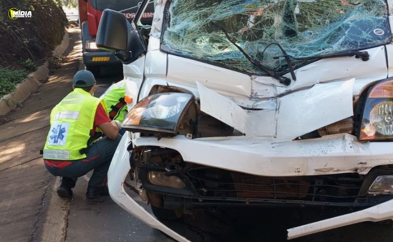 Bombeiros contêm vazamento de óleo após acidente na BR-282