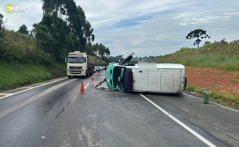 Ambulância de Palmeira tomba na BR-277 após derrapar na pista