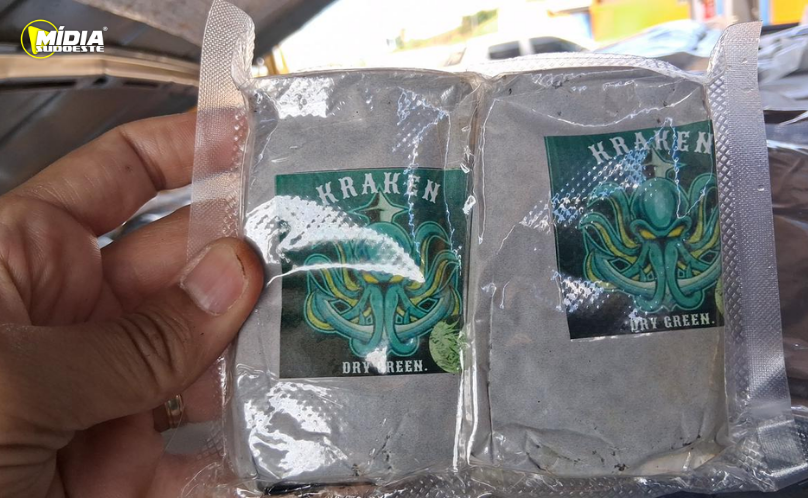 PRF apreende 56 quilos de haxixe escondidos no teto de carro