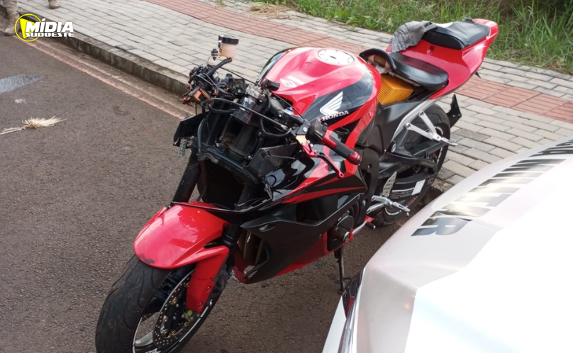 Mulher fica ferida após perder controle de motocicleta