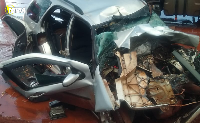 Motorista fica preso às ferragens após grave acidente com caminhão