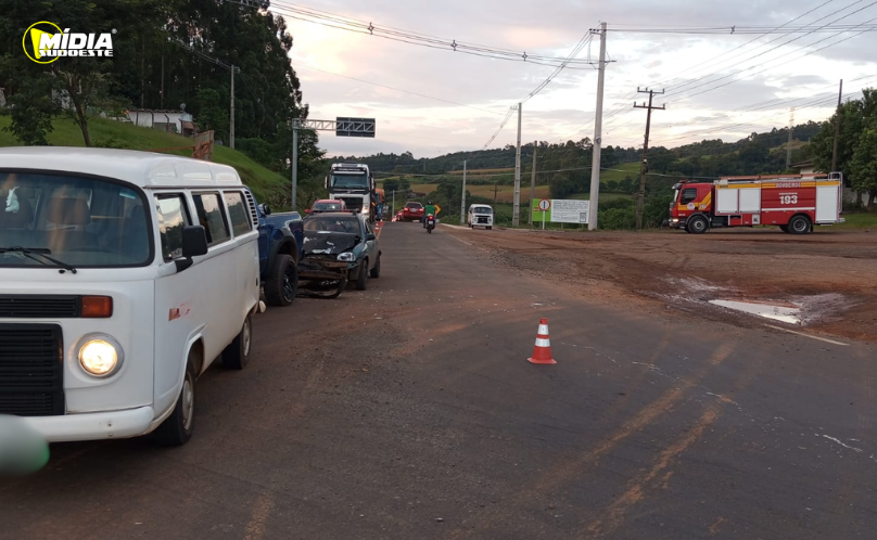 Engavetamento com quatro veículos deixa três feridos