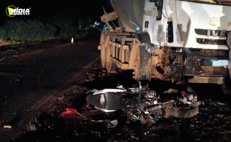 Motociclista de 18 anos fica ferido em colisão com caminhão