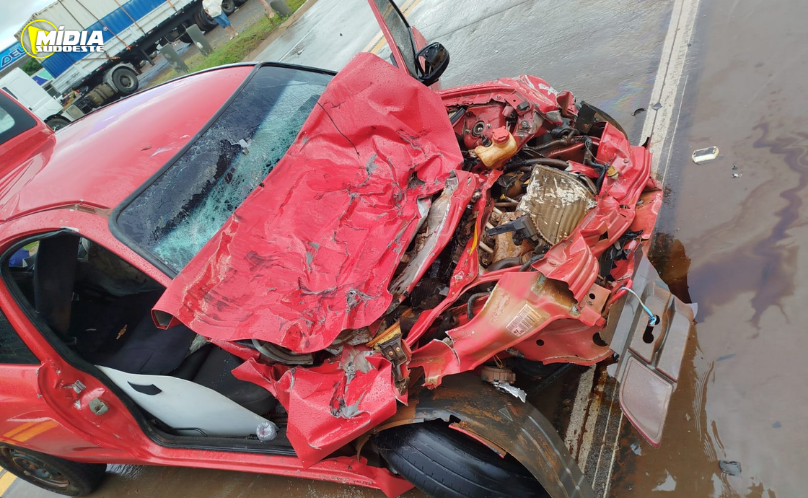 Grave acidente na BR-280 deixa duas pessoas feridas