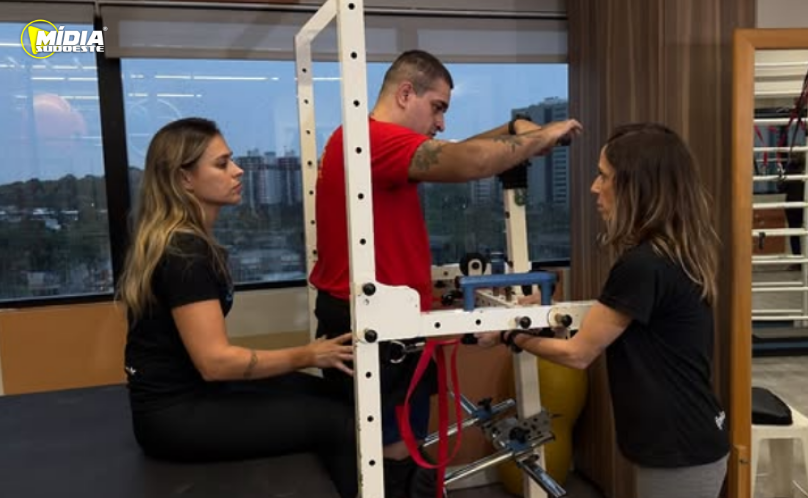 Bombeiro ferido em explosão inicia tratamento inovador após três meses