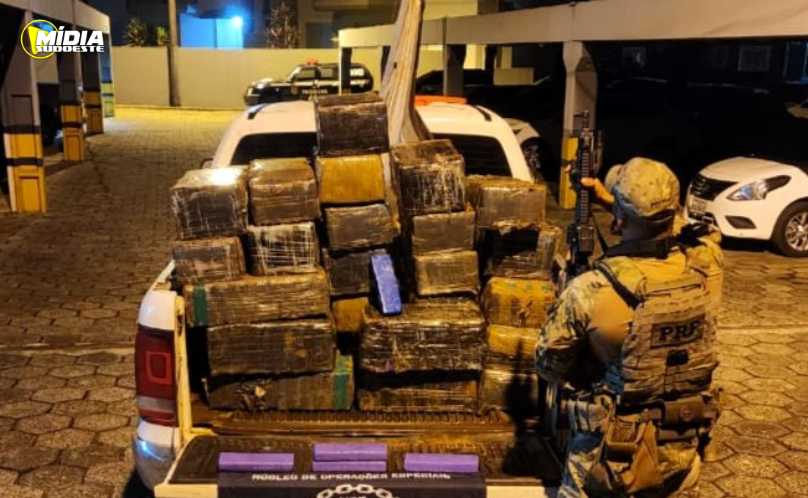 Motorista foge e abandona veículo com 935 kg de maconha