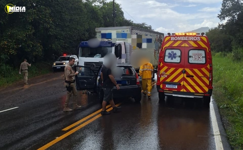 Colisão frontal entre carro e caminhão deixa dois feridos
