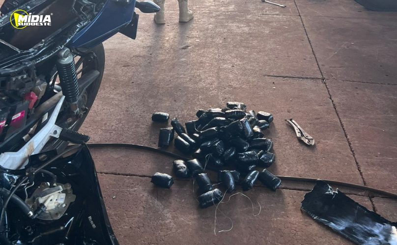 PRF prende mulher com 7,6 kg de haxixe escondidos em moto