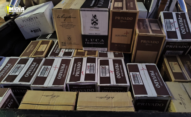 Veículo e 216 garrafas de vinho são apreendidos