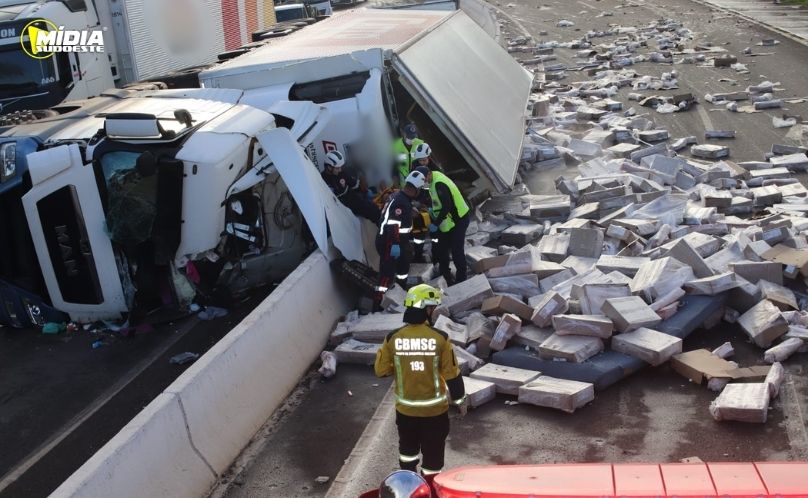 Carreta tomba na BR-282 e deixa motorista ferida