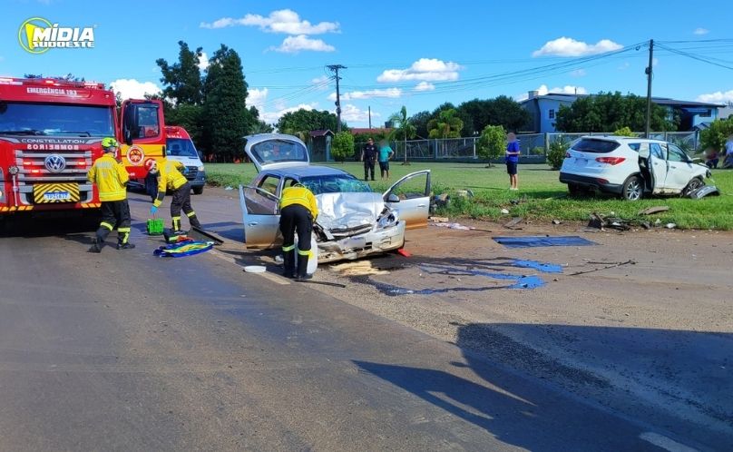 Colisão entre veículos deixa mulher ferida na BR-282