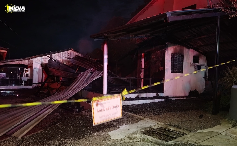 Incêndio destrói residência e mobiliza equipes de emergência