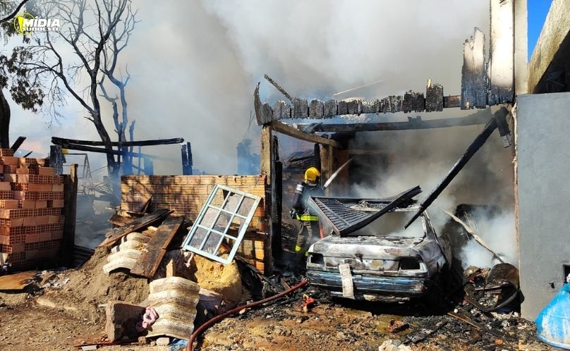 Casa de madeira é destruída por incêndio