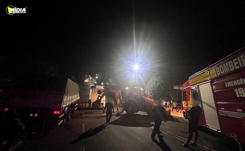 Carreta é contida por árvores após descer de ré